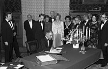 Hussein of Jordan signs the Golden Book of Hamburg. Bundesarchiv B 145 Bild-F054854-0015, Hamburg, Staatsbesuch Konig von Jordanien.jpg