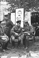 Żołnierze Wehrmachtu i Armii Czerwonej pod propagandowymi plakatami sowieckimi; Brześć, 22 września 1939