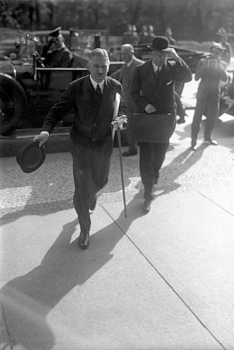 Papen arriving for the Reichstag session of 12 September 1932