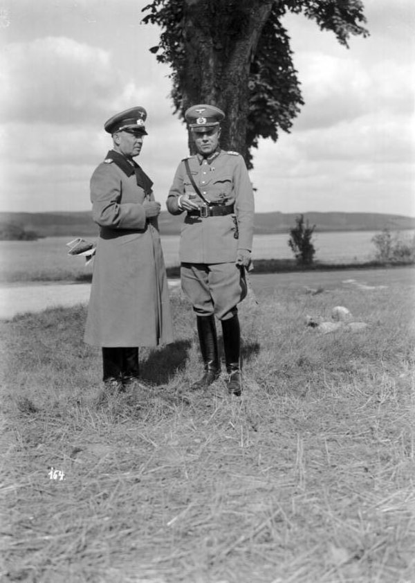 Beck (right) with Werner von Fritsch in 1937.