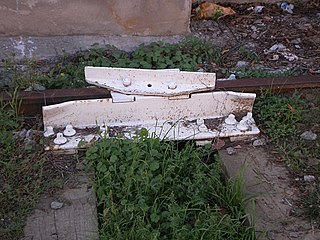 Español: Calce descarrilador en la estación de Mollet Santa Rosa (Mollet del Vallès, comarca del Vallès Oriental, provincia de Barcelona, Catalunya). Català: Falca descarriladora a l'estació de Mollet - Santa Rosa (Mollet del Vallès, Vallès Oriental, província de Barcelona, Catalunya).