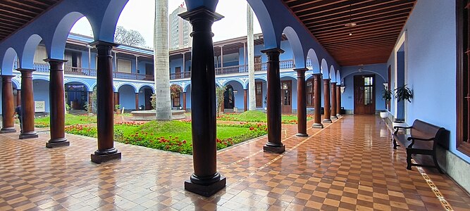 Patio en la casona de la Universidad Nacional Mayor de San Marcos en Lima Por Johnattan Rupire Licencia: CC-BY-SA-4.0