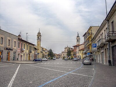 Vista del centro cittadino dal Centro della piazza Mazzini; si notano: La chiesa di San Zenone sulla destra e la chiesa di San Gerolamo sulla sinistra.