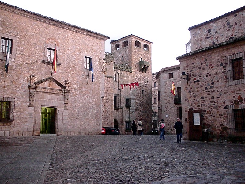 File:Centro histórico de Cáceres (9840589934).jpg