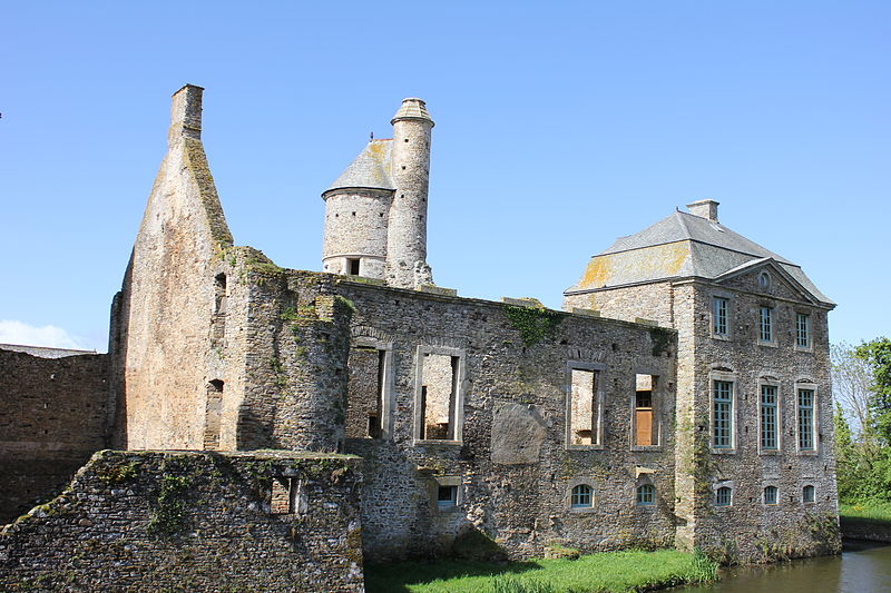 File:Chateau de Gratot, corps de batiments d'époques différentes.JPG