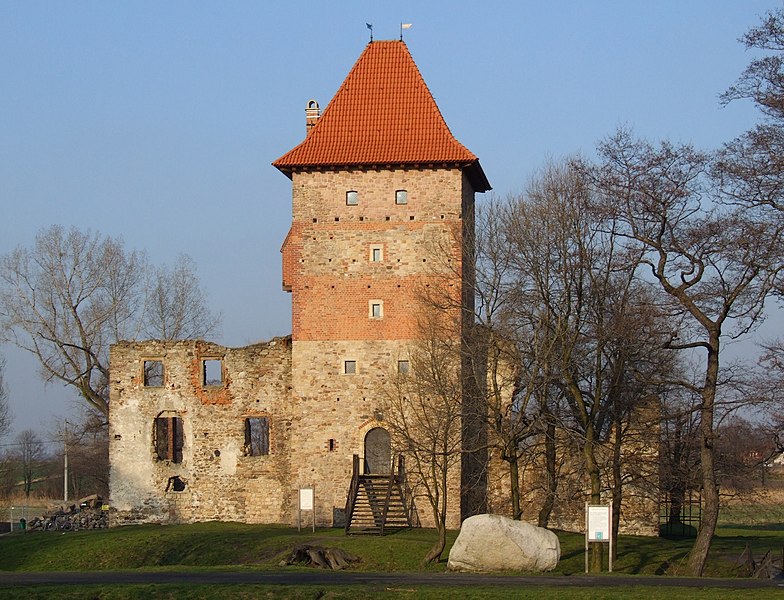 File:Chudów castle in March1.JPG