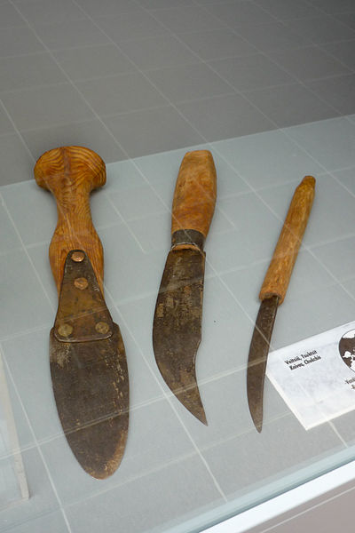 File:Chukchi knives - Arctic Museum.jpg