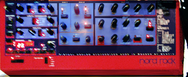 A Nord Lead synthesizer was initially used for recording "Hollywood" but Ahmadzaï faced problems with it.