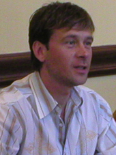 Connor Trineer, who plays the dual roles of Commander Tucker and the adult version of Sim, his clone Connor Trinneer in 2006 (cropped).png