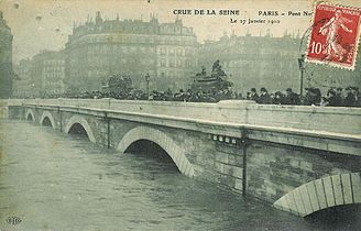 Le pont de 1853 durant la crue de la Seine de 1910.