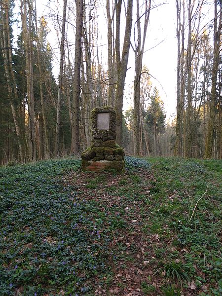 File:Denkmal für Georg Bar im Kranzberger Forst 05.jpg