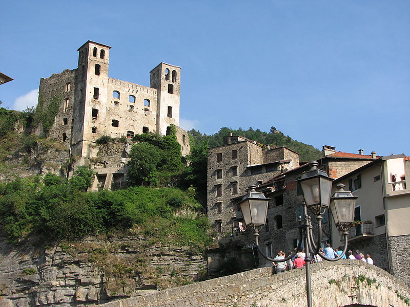 File:Dolceacqua35 - Il castello dei Doria e scorcio del paese vecchio con il ponte medioevale.jpg