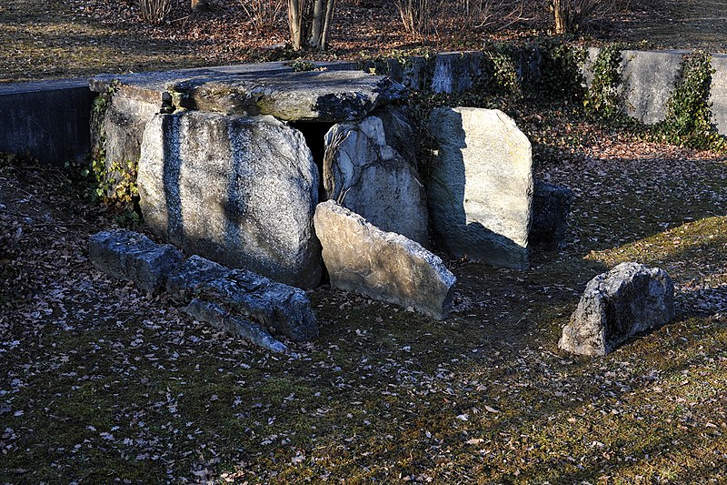 File:Dolmen Auvernier 01 12.jpg