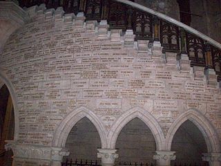 Nombres de algunos de los donantes de la obra de construcción de la Basílica bajo la escalera que se encuentra detrás del altar.