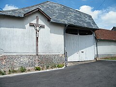 Croix et portail de ferme traditionnel.