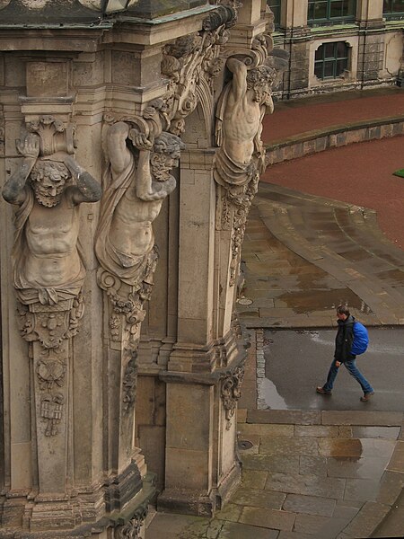 File:Dresde. Esculturas del Zwinger.jpg