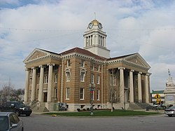 Dubois County Courthouse v Jasperu z jihovýchodu.jpg