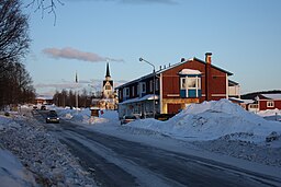 Karolinervägen genom centrala Duved, med Duveds kyrka i bakgrunden (mars 2009).