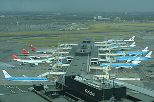 Flughafen Amsterdam Schiphol: Geschichte, Lage und Verkehrsanbindung, Abfertigungsgebäude