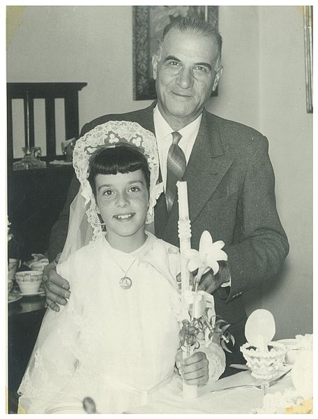 File:Edna Iturralde Primera comunión con su abuelo Papa Chas.jpg