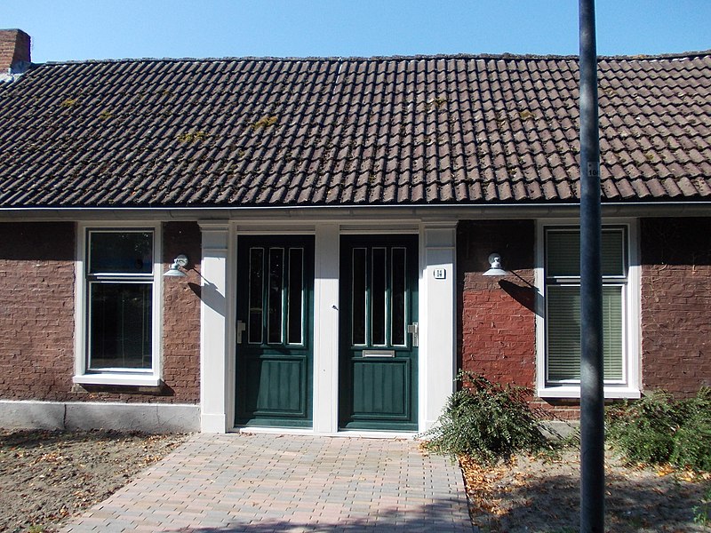 File:Eenvoudige woning uit Oostwold met omlijste ingangen - 3.jpg