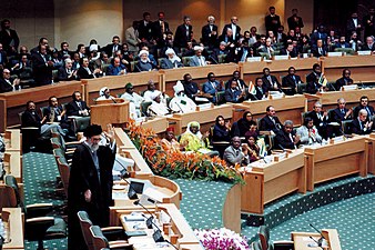 Ali Khamenei au 8e sommet islamique mondial à Téhéran en décembre 1997.