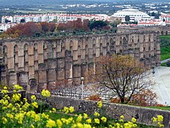 L'aqüeducte d'Amoreira en segon pla. Al fons, el Coliseu José Rondão Almeida