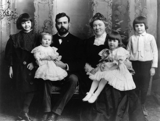Foto van het gezin Hemingway in 1905; vanaf links: Marcelline, Madelaine, Clarence, Grace, Ursula en Ernest