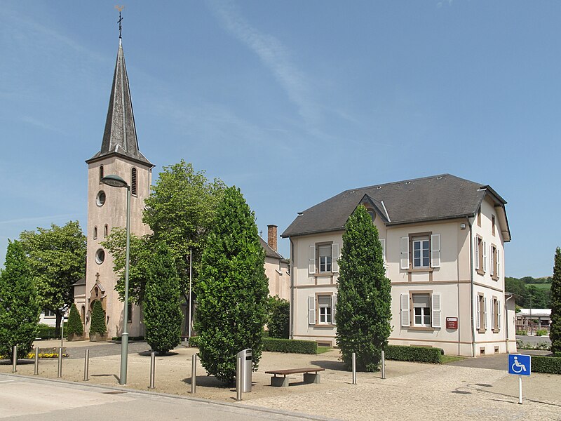 File:Erpeldange, kerk in straatzicht foto1 2014-06-09 14.38.jpg