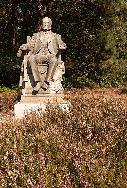 File:Esbeek, standbeeld van baron Edward Remy in de tuin van Huize Rustoord MG 7548 2020-09-14 15.40.jpg