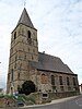 De gevels en daken en de omliggende muur van de boerderij en het ensemble van de boerderij en de nabijgelegen kerk (Сен-Мартен)