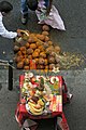 Paris, fête de Ganesh 2011. Autel devant une boutique, préparation des noix de coco. Rue Marx-Dormoy.