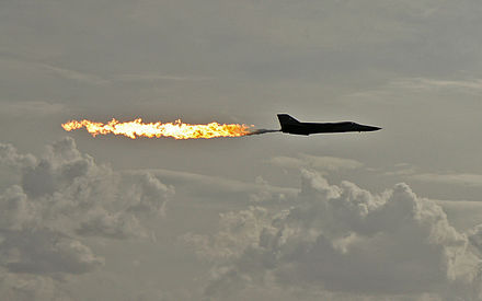 Реактивный самолет в небе. Бомбардировщик f-111f. Истребитель в небе. Огонь из сопла самолета. Самолет в воздухе.