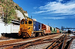 Locomotora 1009, assignada a les maniobres a l'estació de Barcelona-El Port, el 30 de novembre de 1997.