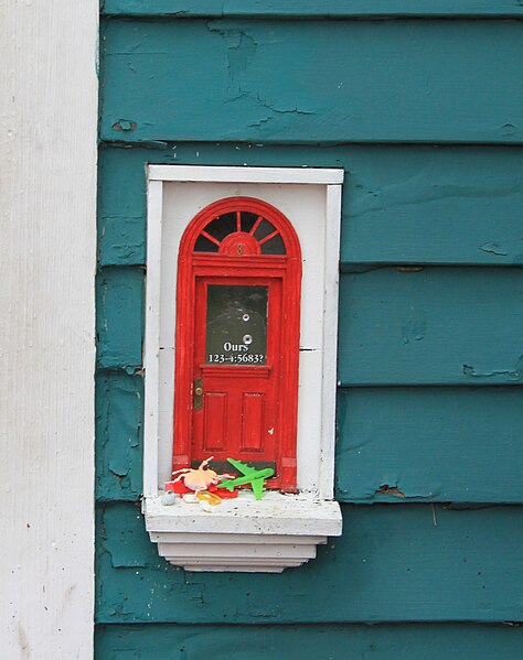 File:Fairy door at Red Shoes Ann Arbor Michigan close-up.JPG