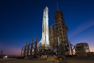 Falcon 9 și Dragon Vertical la Pad 39A (32945170225).jpg