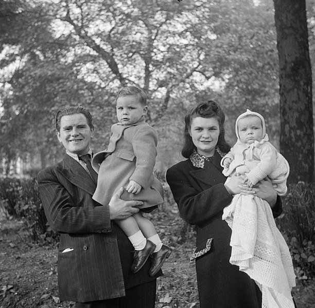 File:Familieportret van Paddy en zijn gezin, Bestanddeelnr 191-1051.jpg