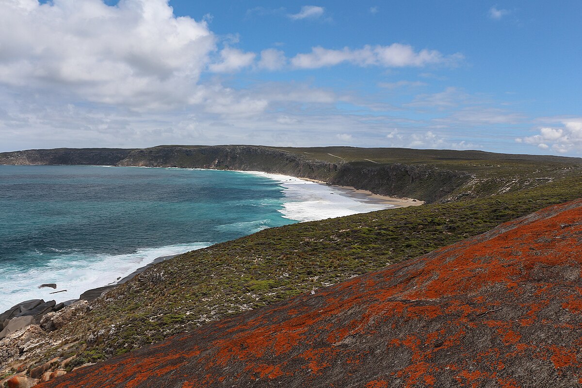 https://upload.wikimedia.org/wikipedia/commons/thumb/9/9b/Flinders_Chase_National_Park_01.jpg/1200px-Flinders_Chase_National_Park_01.jpg