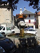 镇中心喷泉（法语：Fontaine de Chorges）
