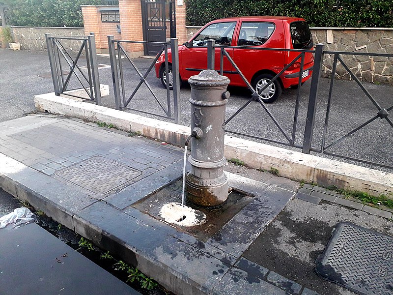 File:Fountain of Osteria del Curato.jpg