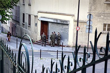 ベルヴィル大通りクロンヌ駅近く, ベルヴィル公園西側界隈。パリ＝カオ通り (Rue de Pali-Kao) のユダヤ人街の仏軍兵士, シャルリー・エブド襲撃事件後。通り名称はアロー戦争終盤の八里橋の戦いから。