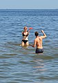 https://upload.wikimedia.org/wikipedia/commons/thumb/9/9b/Frisbee_im_Wasser.jpg/85px-Frisbee_im_Wasser.jpg