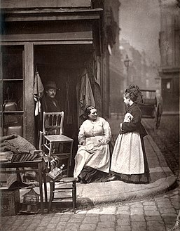 De Street Life en Londres, 1877, por John Thomson y Adolphe Smith.  "... los habitantes de Church Lane eran casi todos lo que podría denominar "gente de la calle": vivían, compraban, vendían y realizaban todos sus negocios en la calle abierta. Era un lugar famoso para vagabundos y costeros de todo tipo".