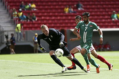 Le joueur irakien Hammadi Ahmad face au gardien danois Jeppe Højbjerg lors du match Irak-Danemark (0-0).