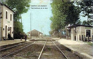 Ruffey, train station;  still with points between the through tracks.  Colored black and white photo;  1910s.