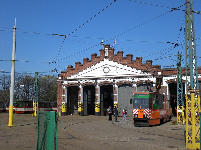 File:Gdańsk Nowy Port - zajezdnia.JPG