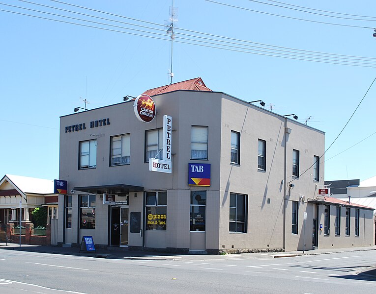 File:Geelong West Petrel Hotel.JPG