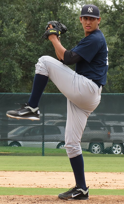 Giovanny Gallegos pitching for the GCL Yankees in 2012 (Cropped)