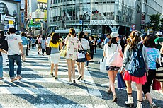 Girls in Shibuya Scramble Crossing (2014-05-31 16.29.05 by Yoshikazu TAKADA).jpg