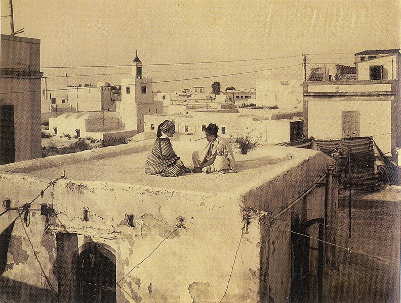 File:Gloeden, Wilhelm von (1856-1931) - n. 2558 - Adolescents sur la terrasse d'une maison, Tunis - Auch ich in Arkadien, p. 197.jpg
